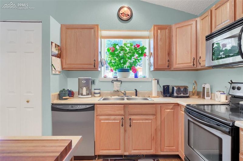 2275 Heathercrest Dr, Colorado Springs, CO 80915