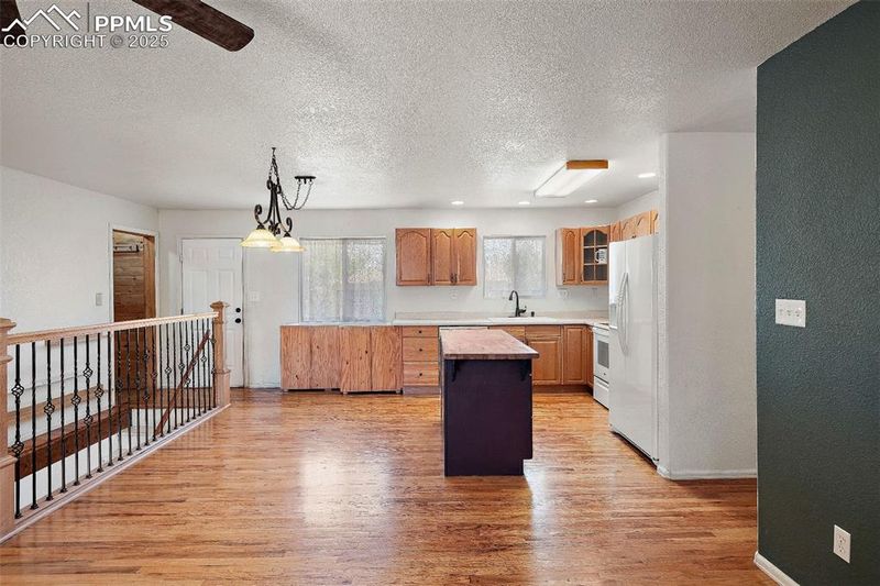 228 S Caddoa Dr, Pueblo, CO 81007