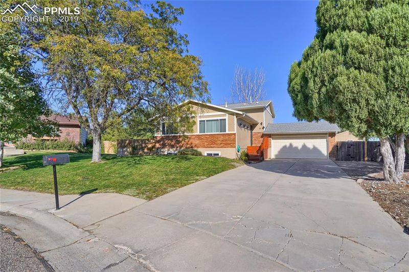 23 Hampton Ct, Pueblo, CO 81001