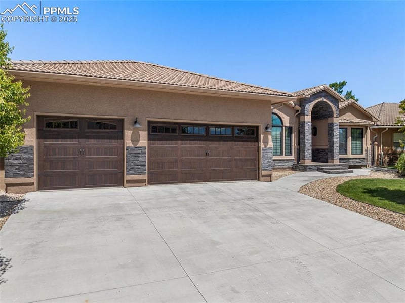 24 Redondo Ln, Pueblo, CO 81005