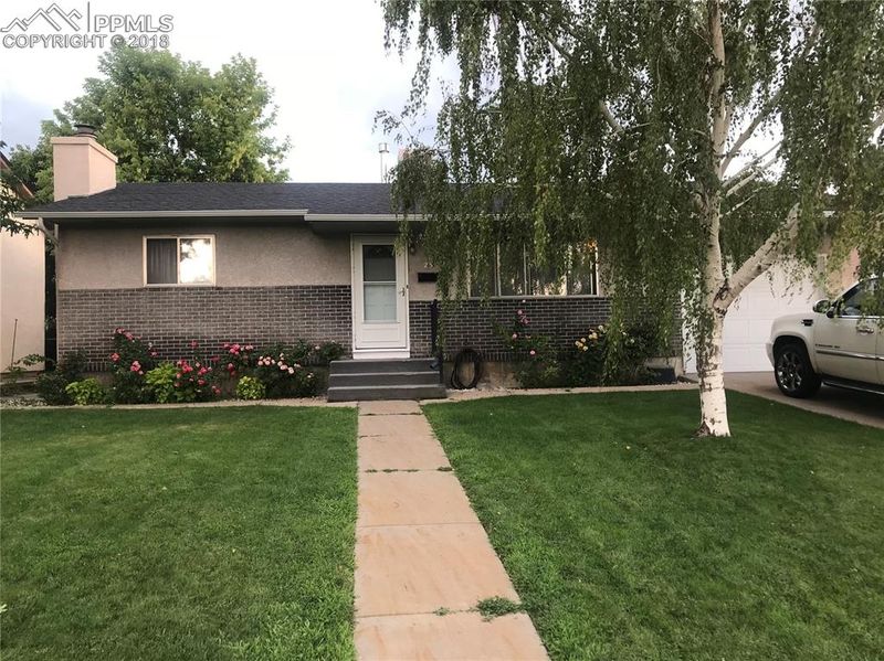 25 Barclay Dr, Pueblo, CO 81005