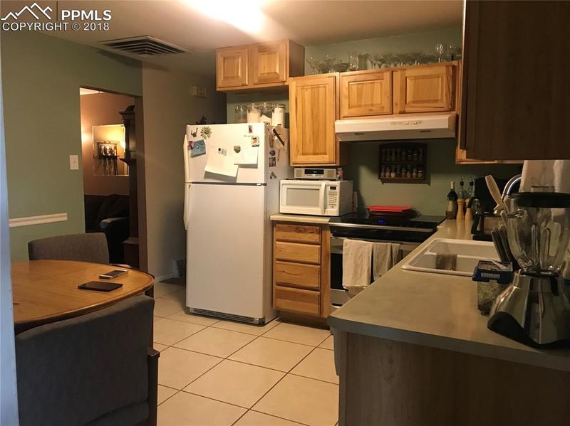 25 Barclay Dr, Pueblo, CO 81005