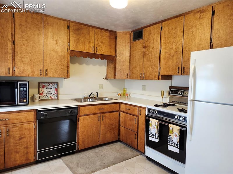 2524 Meadowlark Ln, Colorado Springs, CO 80909