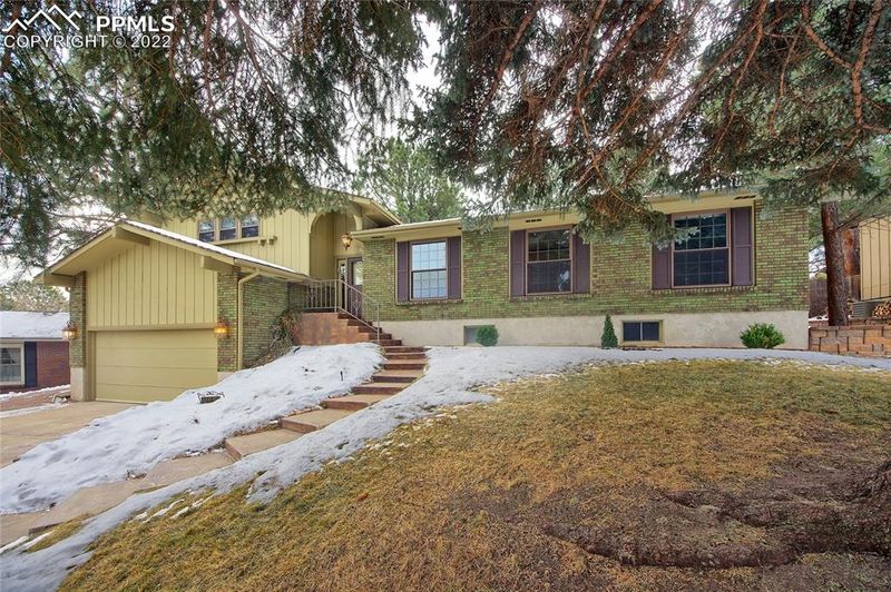 255 Raven Hills Rd, Colorado Springs, CO 80919