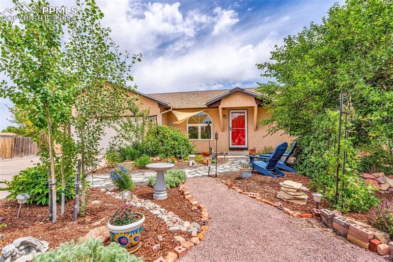 261 E Falcon Dr, Pueblo, CO 81007