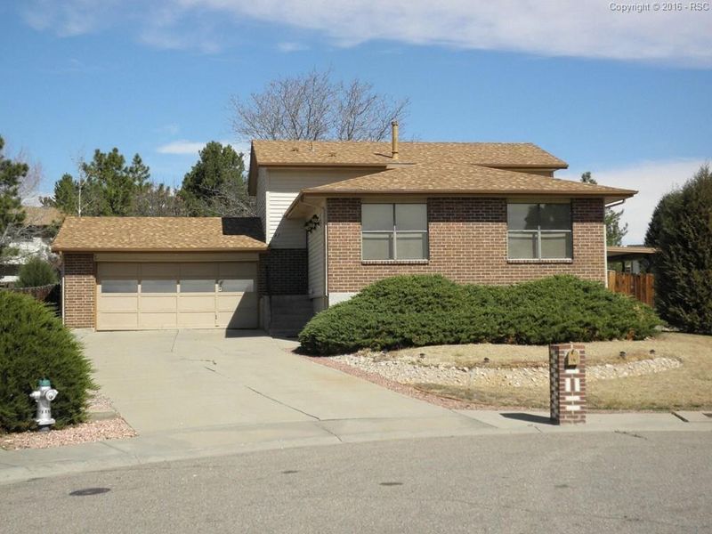27 Hampton Ct, Pueblo, CO 81001