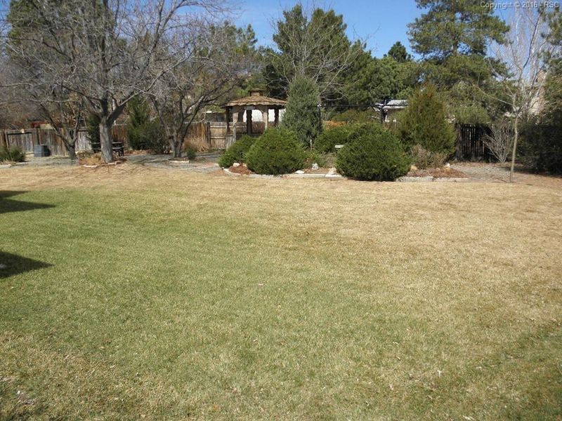27 Hampton Ct, Pueblo, CO 81001