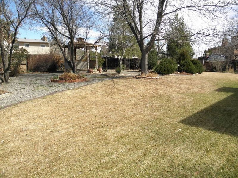 27 Hampton Ct, Pueblo, CO 81001