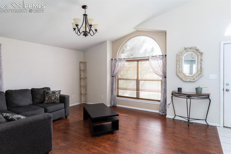 27 Thames Dr, Pueblo, CO 81005