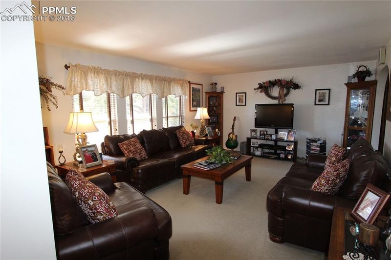271 Dolomite Dr, Colorado Springs, CO 80919