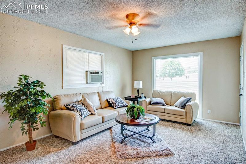 2720 Azalea Ln, Pueblo, CO 81005