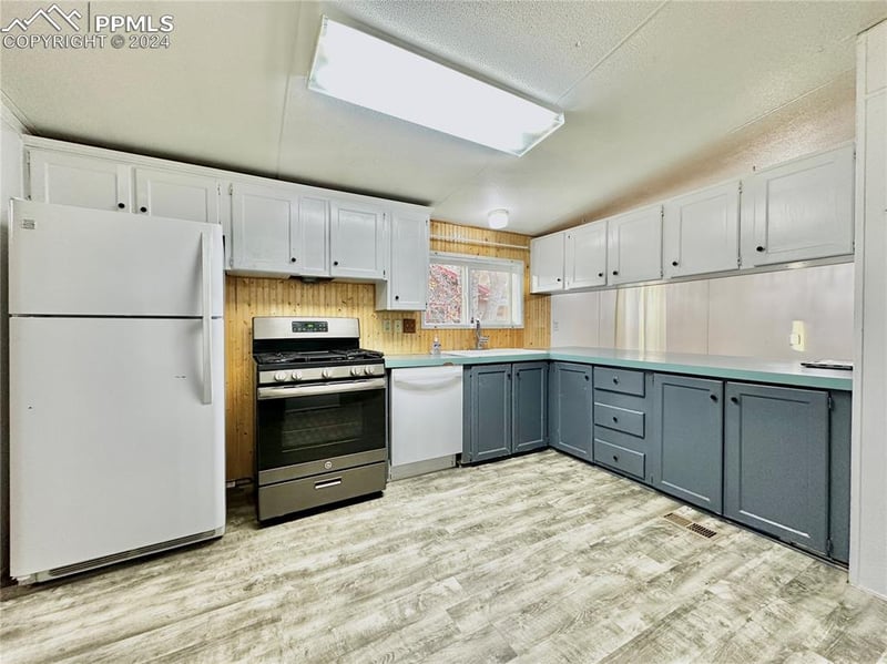 2733 Applewood Dr, Colorado City, CO 81019