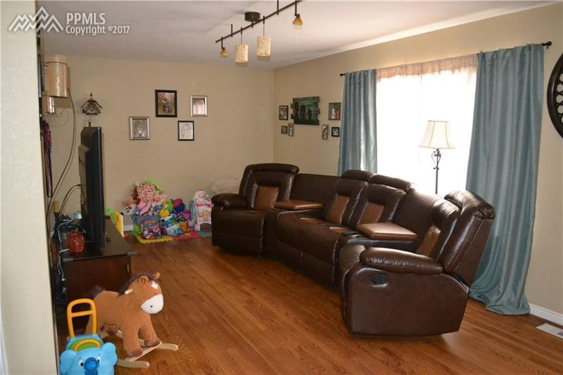 28 Willis Dr, Colorado Springs, CO 80911