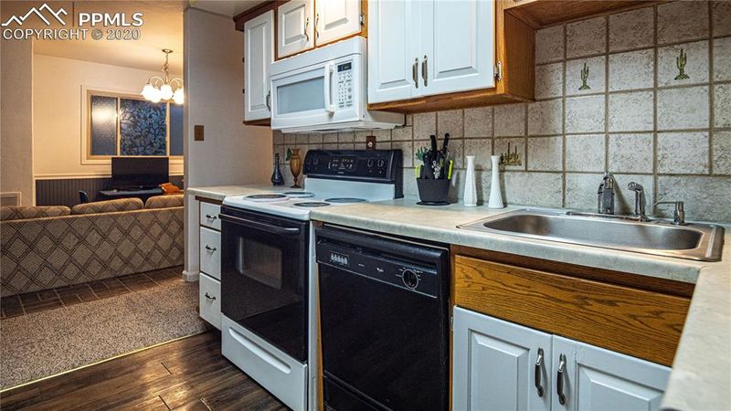 2810 Lancaster Dr, Pueblo, CO 81005