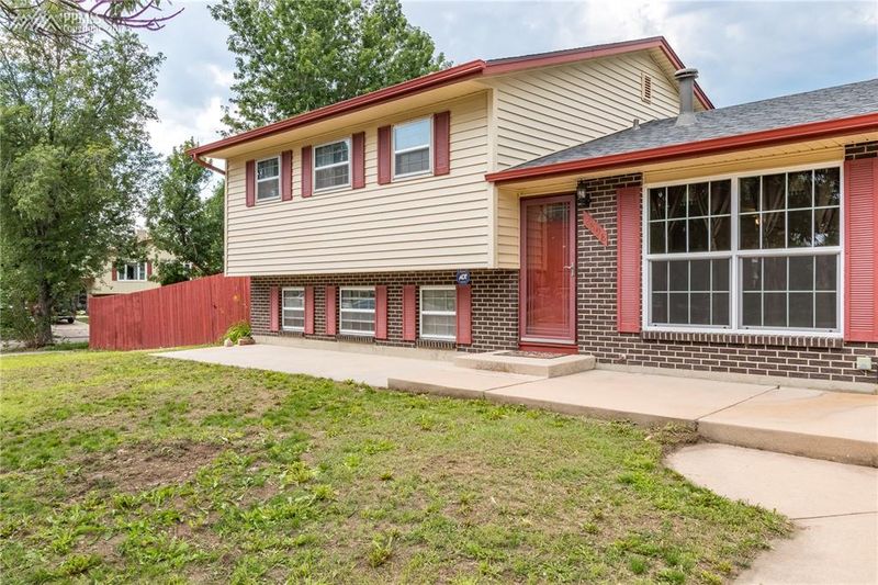 2898 Ferber Dr, Colorado Springs, CO 80916