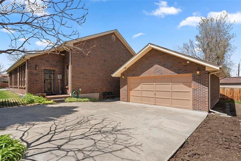2902 S Uinta St, Denver, CO 80231