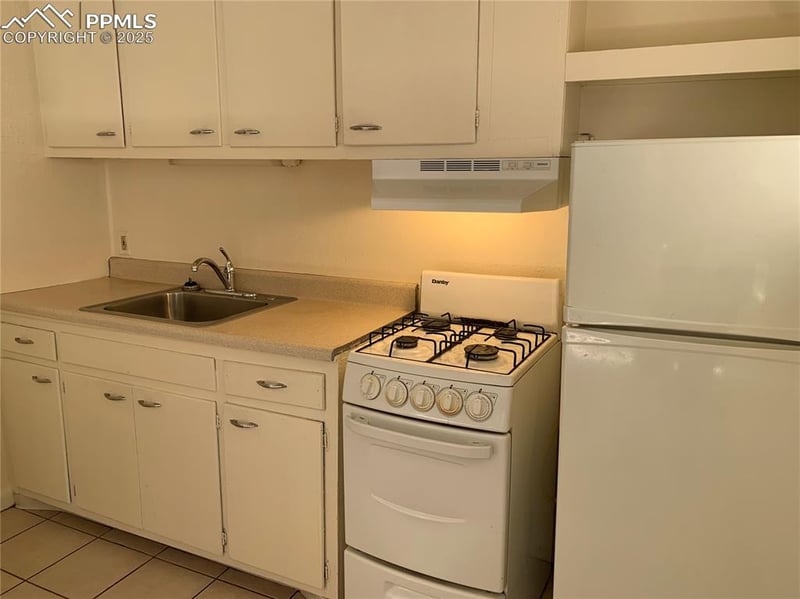 3 Arapahoe Pl, Manitou Springs, CO 80829