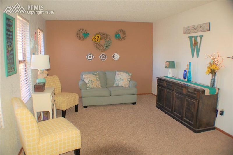 30 Starling Dr, Pueblo, CO 81005