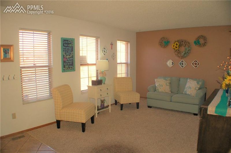 30 Starling Dr, Pueblo, CO 81005
