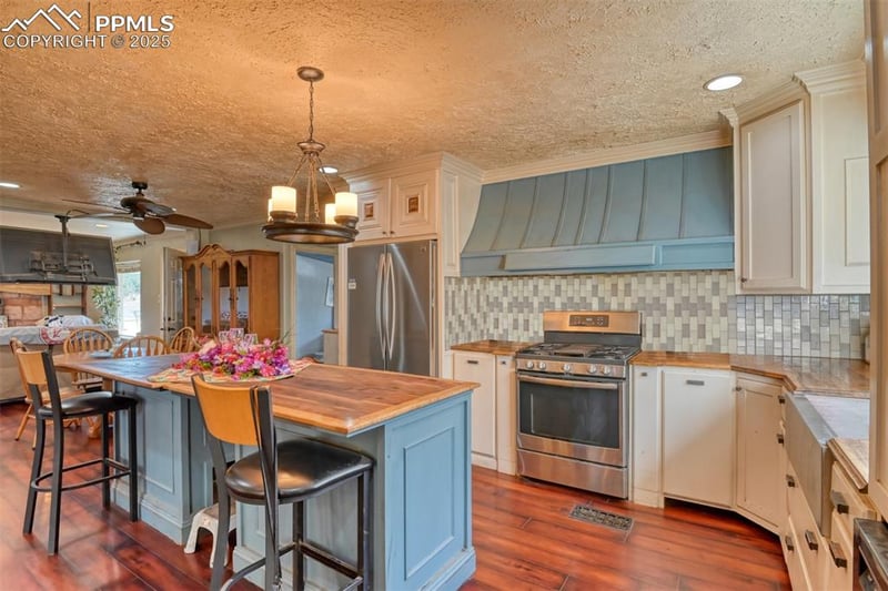 30 Steven Dr, Florissant, CO 80816