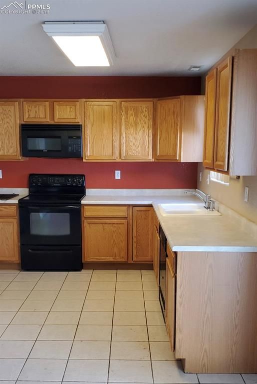 3001 Mirror Cir, Pueblo, CO 81004