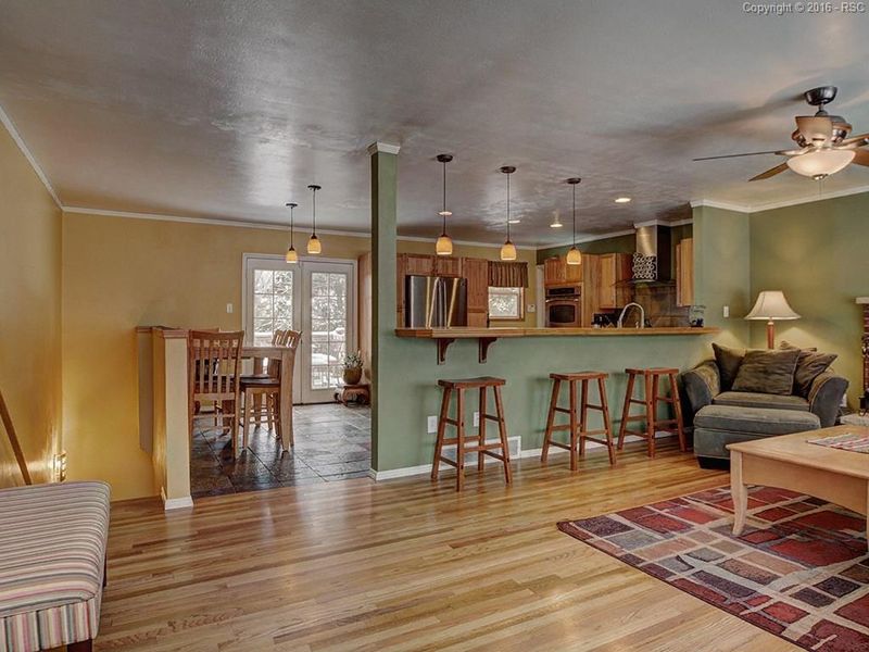 301 Sutherland Pl, Manitou Springs, CO 80829