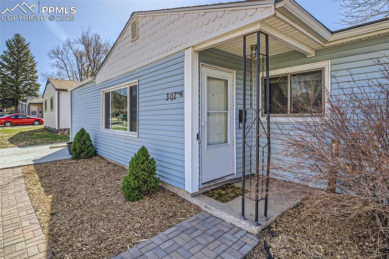 307 Redwood Dr, Colorado Springs, CO 80907