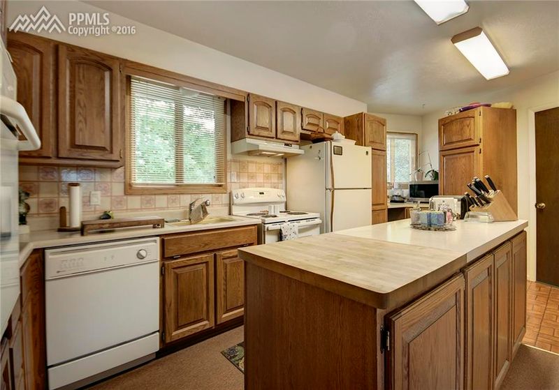 316 Sutherland Pl, Manitou Springs, CO 80829