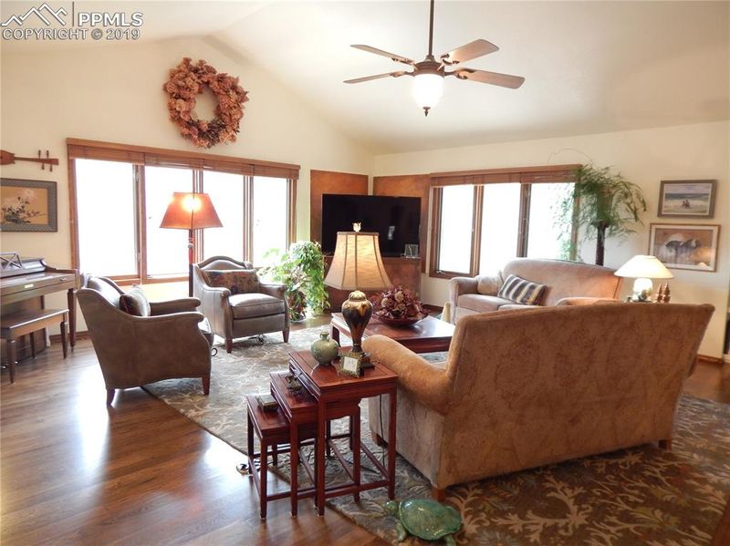 330 Brandywine Dr, Colorado Springs, CO 80906