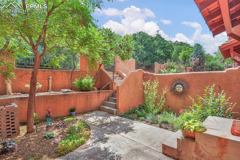 330 Santa Fe Pl #A, Manitou Springs, CO 80829
