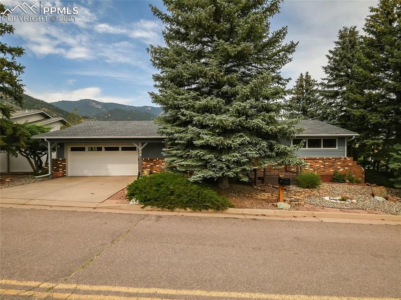 334 Sutherland Pl, Manitou Springs, CO 80829