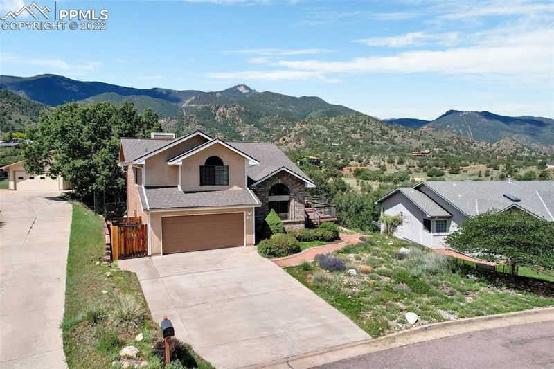 338 Sutherland Pl, Manitou Springs, CO 80829