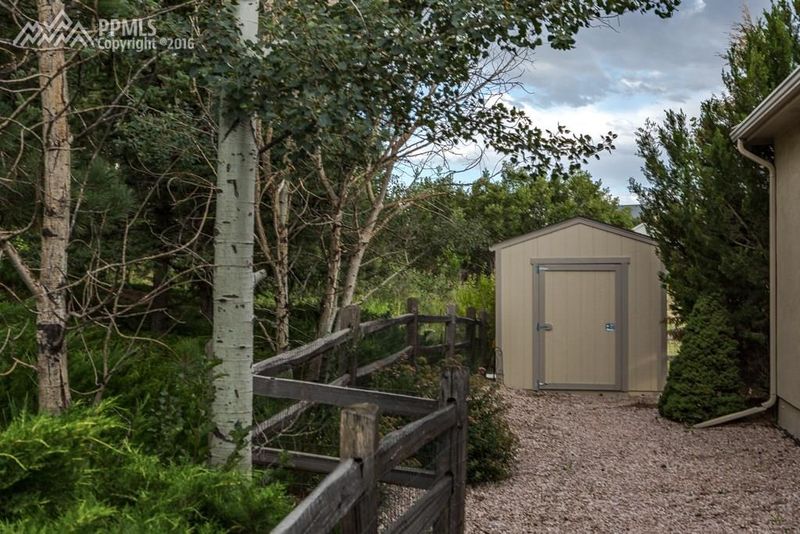35 Palm Springs Dr, Colorado Springs, CO 80921