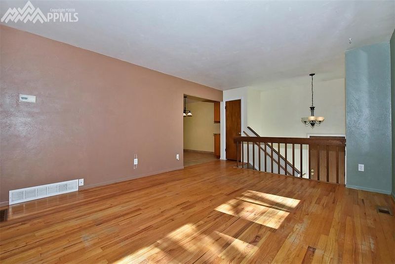 350 Dexter St, Colorado Springs, CO 80911