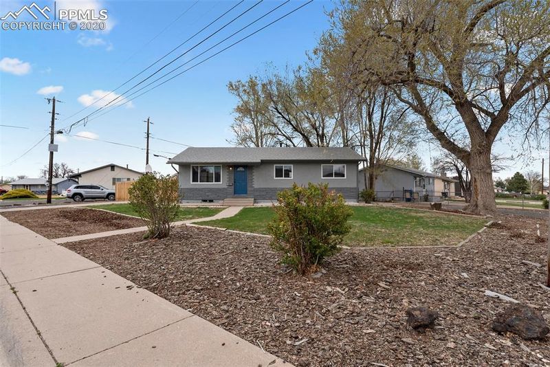 3611 Hollybrook Ln, Pueblo, CO 81005