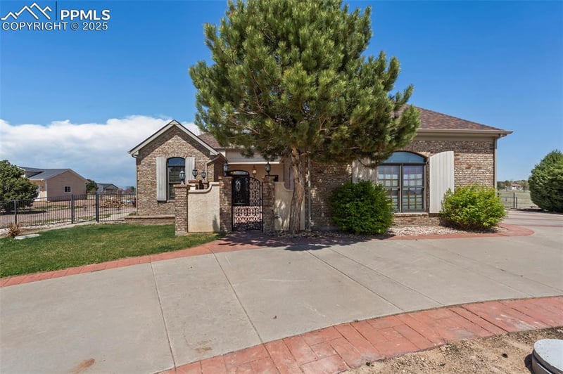 371 W Winterhaven Dr, Pueblo, CO 81007