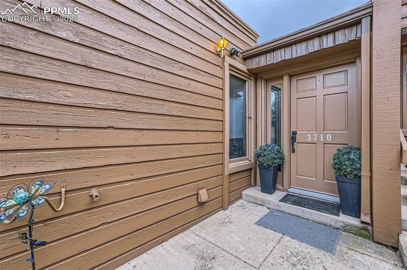3710 Camels Ridge Ln, Colorado Springs, CO 80904