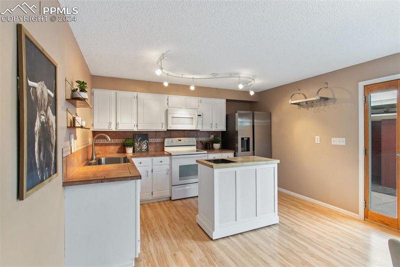 376 W Rockrimmon Blvd #E, Colorado Springs, CO 80919