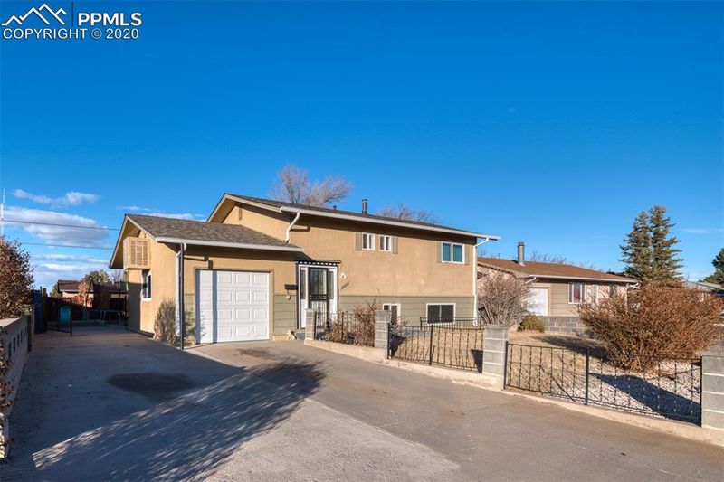 3833 Fairfield Ln, Pueblo, CO 81005