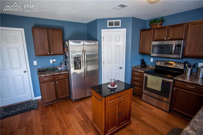 3910 Reindeer Cir, Colorado Springs, CO 80922