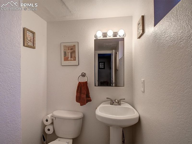 3914 N Chestnut St, Colorado Springs, CO 80907