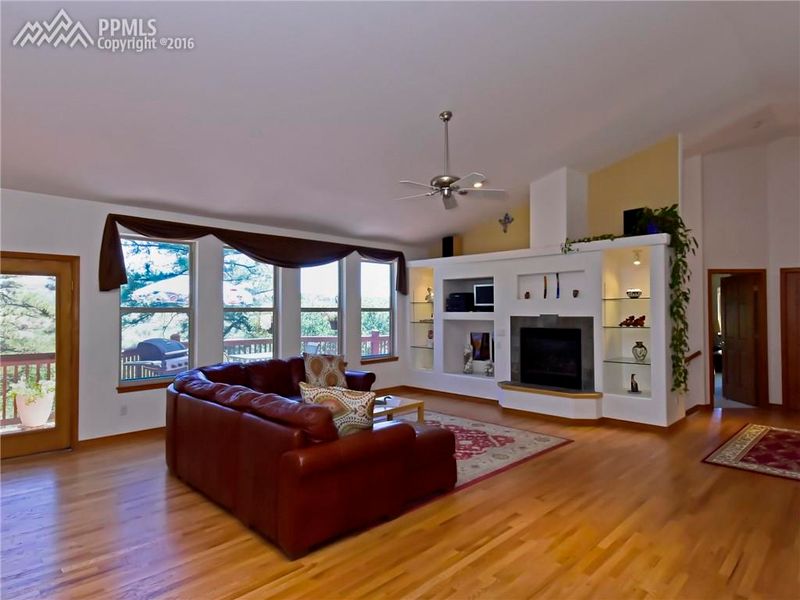 4049 Cheyenne Dr, Larkspur, CO 80118