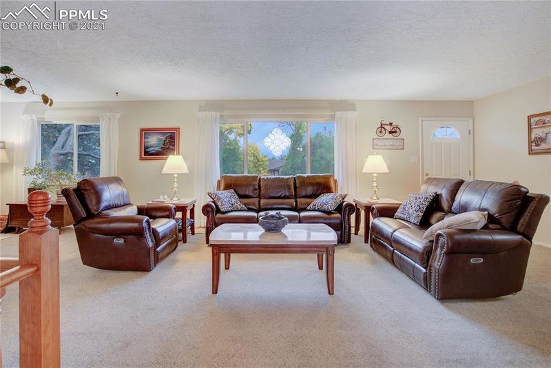 408 Elmwood Dr, Colorado Springs, CO 80918