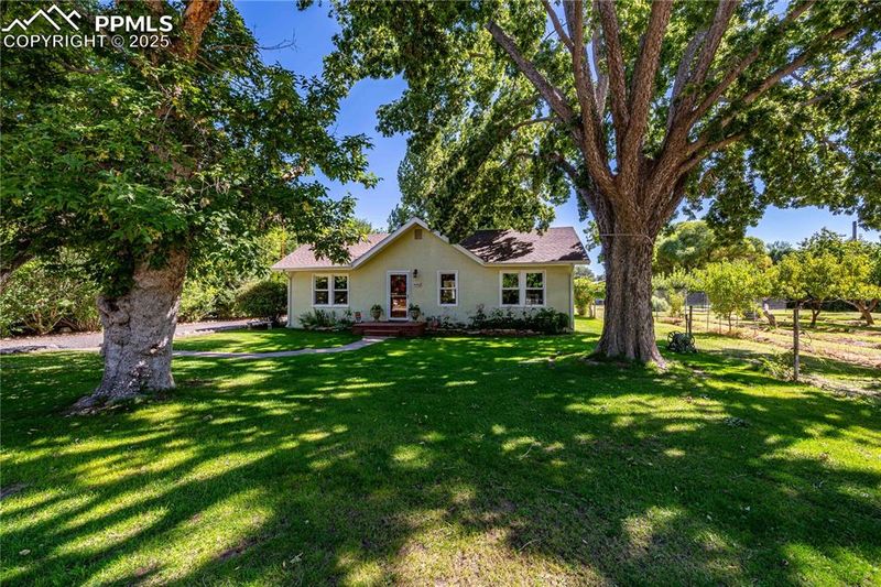 414 Sunset Ln, Pueblo, CO 81005