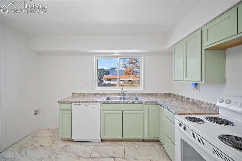 422 Hackberry Dr, Colorado Springs, CO 80911