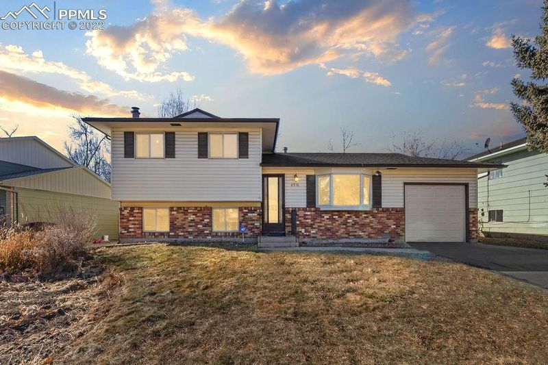 4518 La Cresta Dr, Colorado Springs, CO 80918