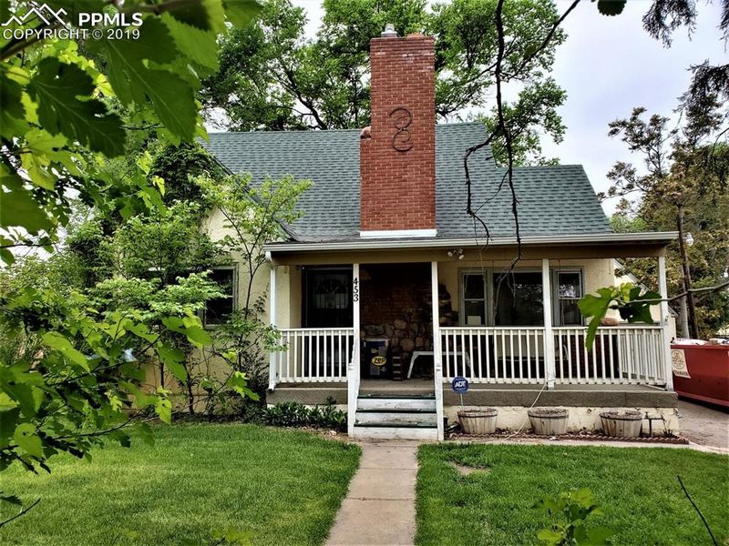 453 Sunset Ln, Pueblo, CO 81005