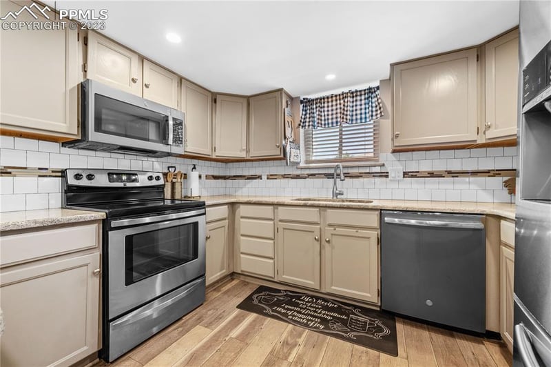 4560 Hollyridge Dr, Colorado Springs, CO 80916