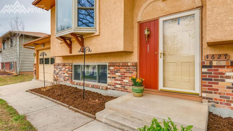 4627 La Cresta Dr, Colorado Springs, CO 80918