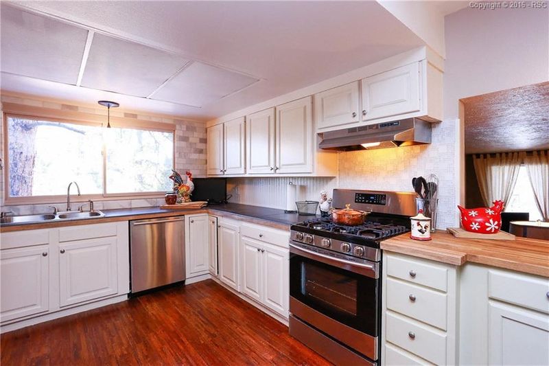 4891 Chippewa Dr, Larkspur, CO 80118